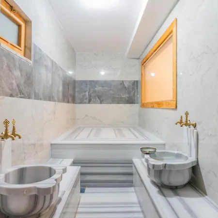 6 Bedroom Private Pool And Tennis Court Villa *
