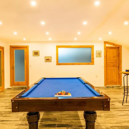 6 Bedroom Private Pool And Tennis Court