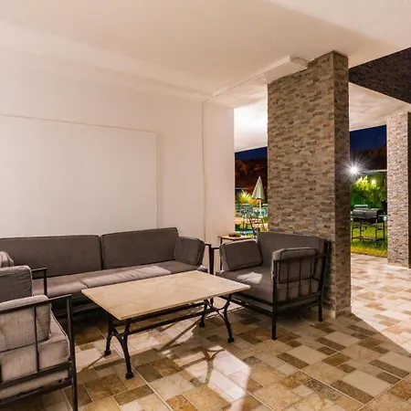Villa 6 Bedroom Private Pool And Tennis Court *