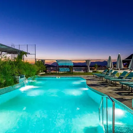 6 Bedroom Private Pool And Tennis Court *