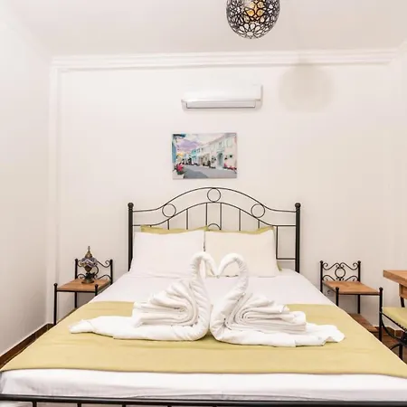 6 Bedroom 2123 *