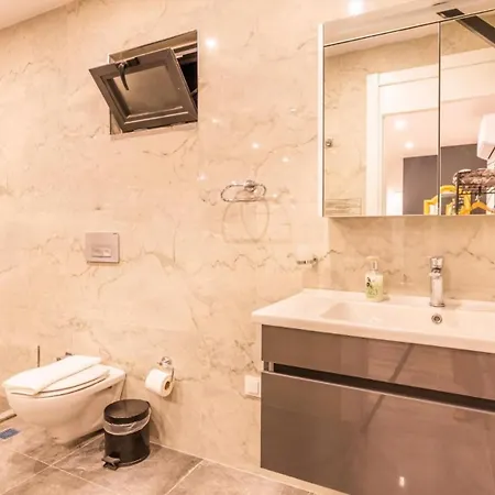 6 Bedroom Private Pool And Tennis Court Villa *