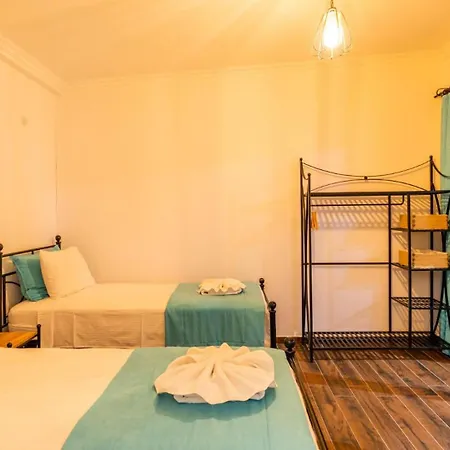 6 Bedroom 2123 *