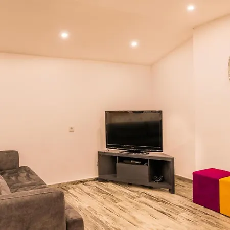 6 Bedroom 2123 *