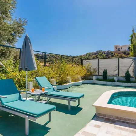 6 Bedroom Private Pool And Tennis Court