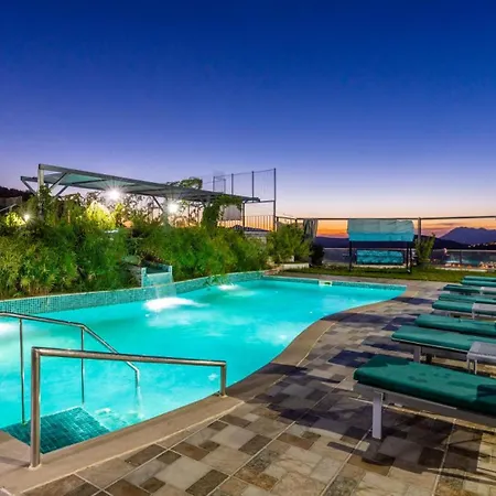 6 Bedroom Private Pool And Tennis Court